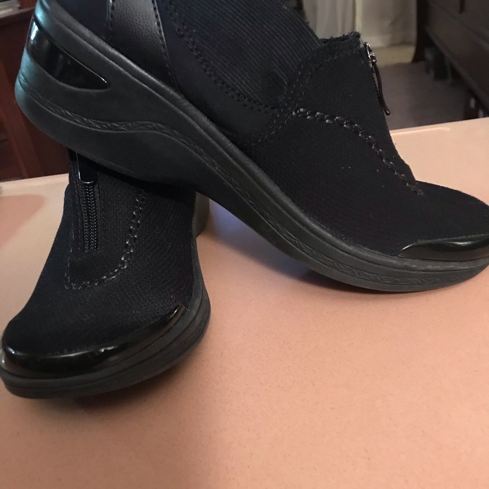 Ladies size 9 B Zees casual shoes